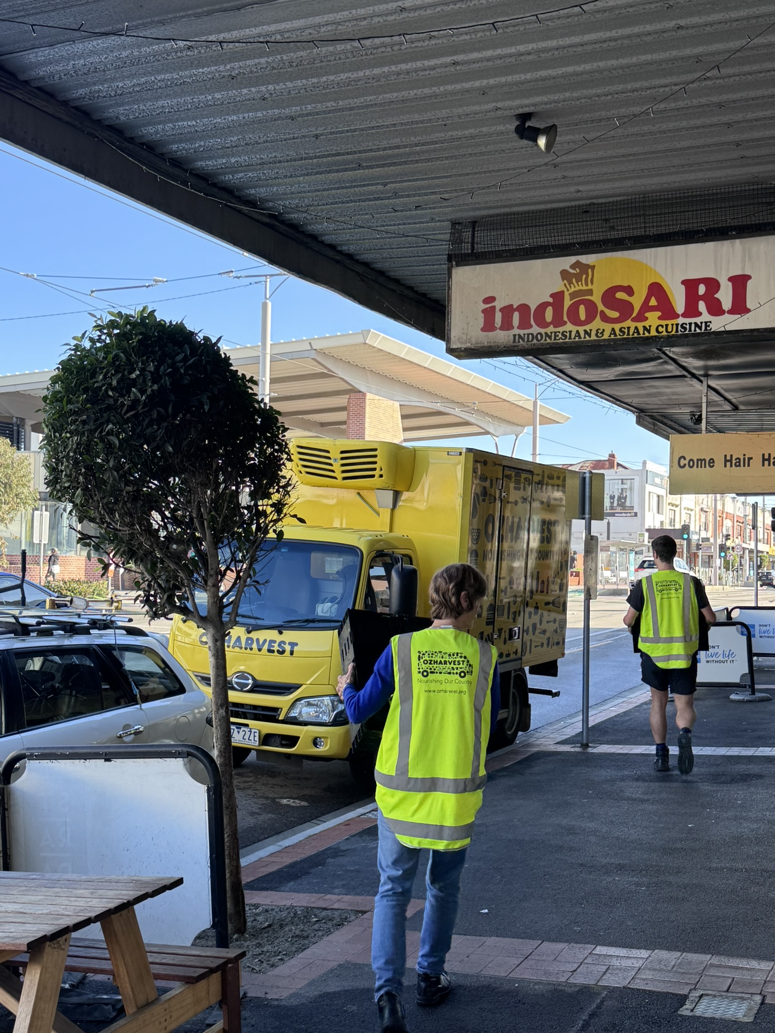 Vireon Foundation Inc. volunteers donating food to OzHarvest